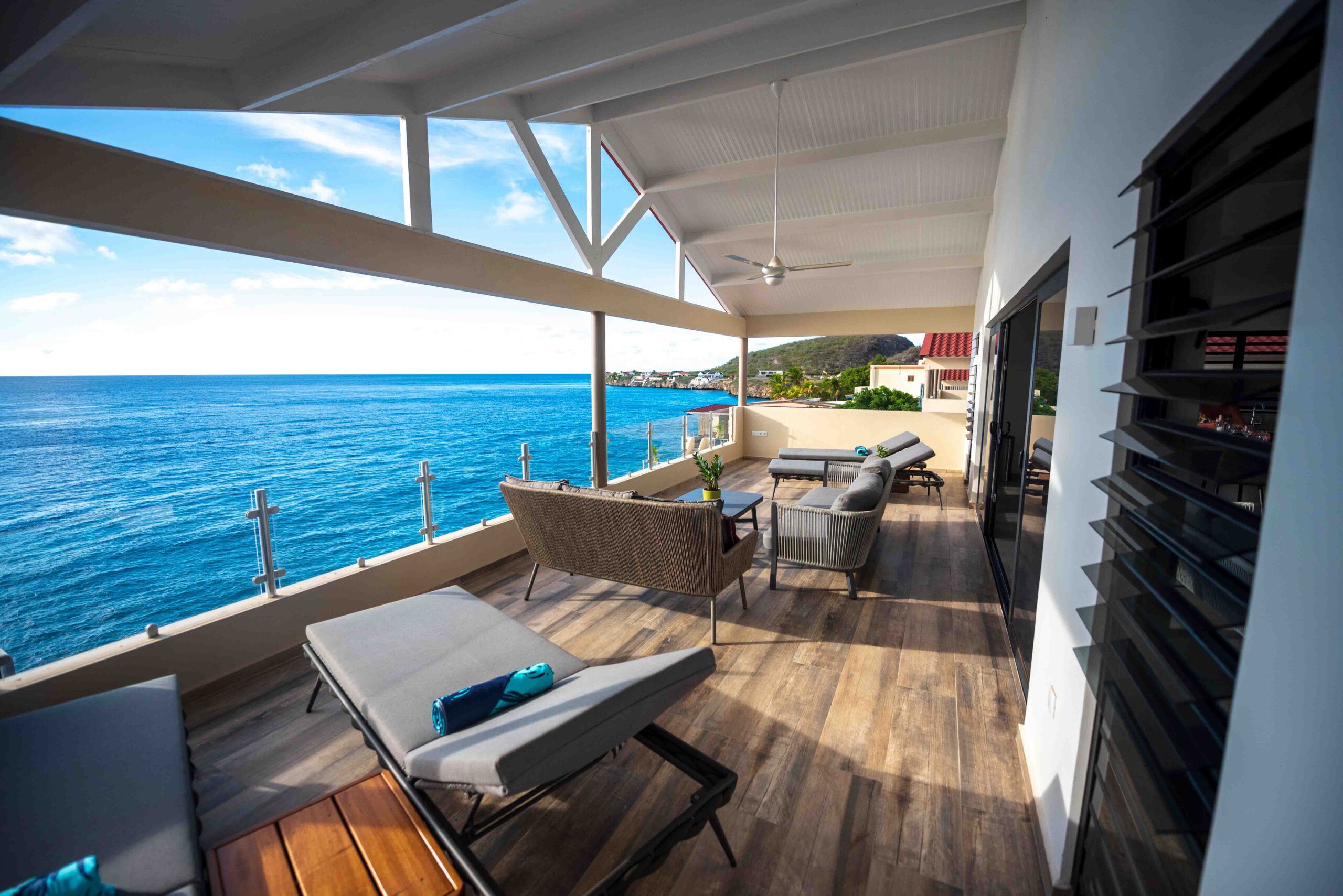Junior Suite ocean-view terrace